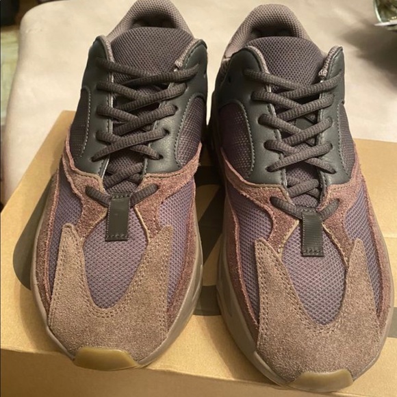 Yeezy Boost 700 ‘Mauve’ Size 8.5 - Picture 3 of 4